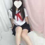 10代の女の子が制服姿でぬるぬるマッサージ♪